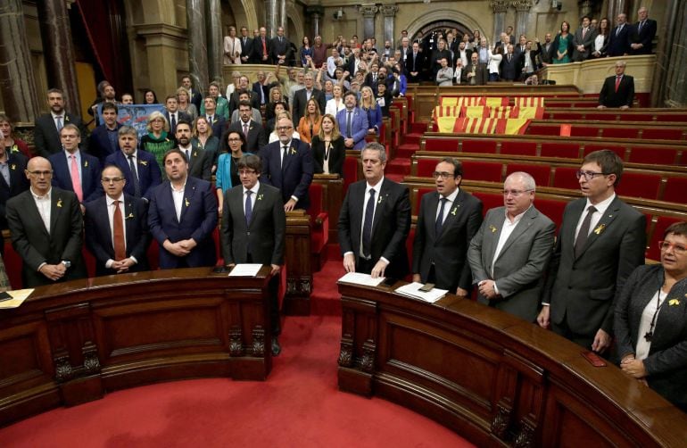 El pleno del Parlament, sin los grupos del PPC, PSC y C&#039;s, entonan el himno catalán tras aprobar la declaración de independencia.