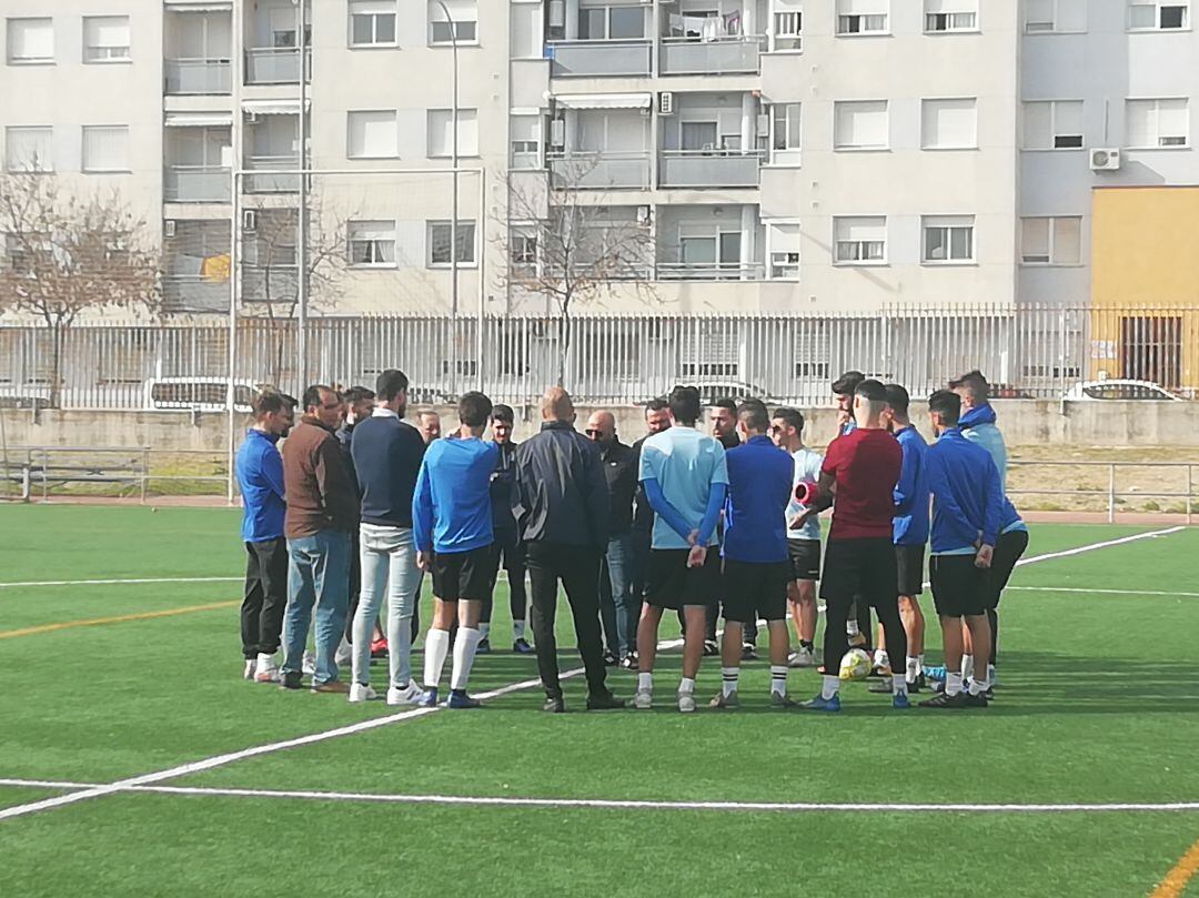 Momento de la charla de Titin con la plantilla tras el entrenamiento 