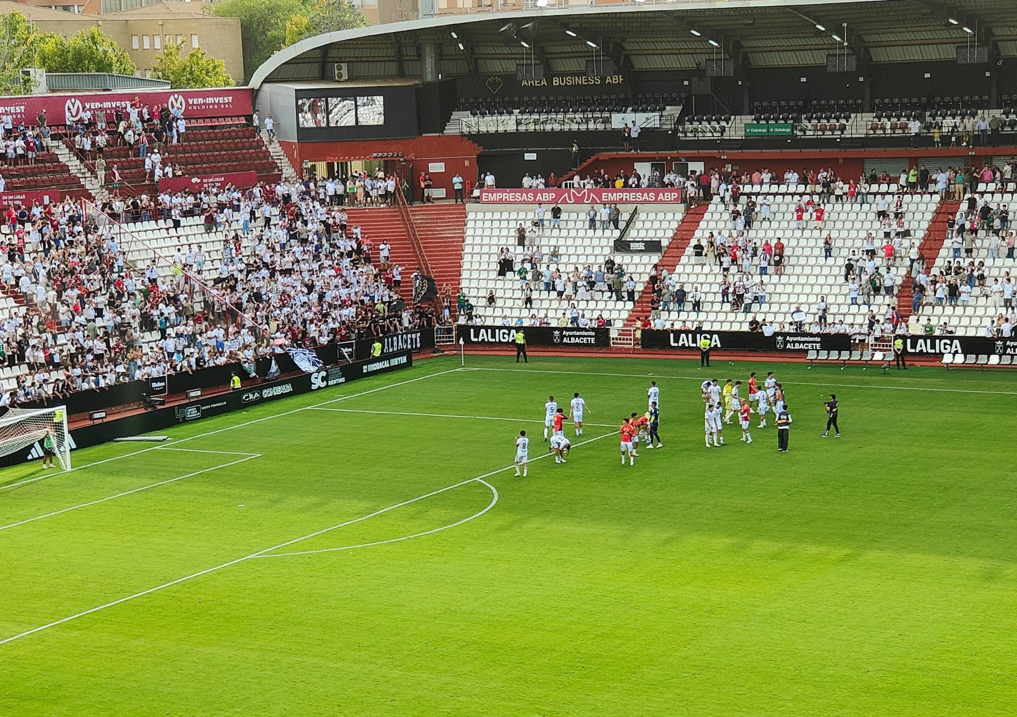Los jugadores del Alba celebran con la Grada de Animación la primera victoria de la temporada