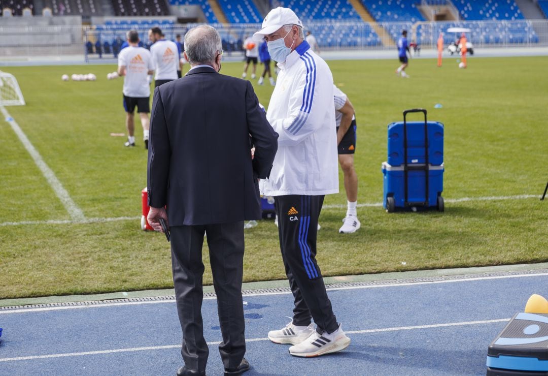 Florentino Pérez charla con Ancelotti, la pasada semana, en Arabia Saudí