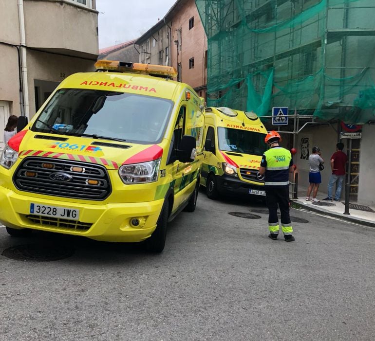 Imagen de archivo de dos ambulancias del SCS en Santander.