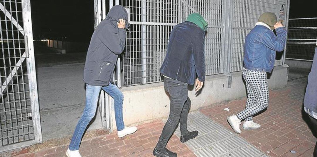 Los tres jóvenes afganos fueron detenidos acusados de la agresión sexual a tres hermanas estadounidenses la pasada Nochevieja