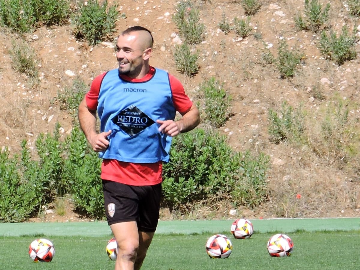 Jon Madrazo, referente del fútbol de bronce, cuelga las botas para ser bombero: “Es un tren que no podía dejar pasar”