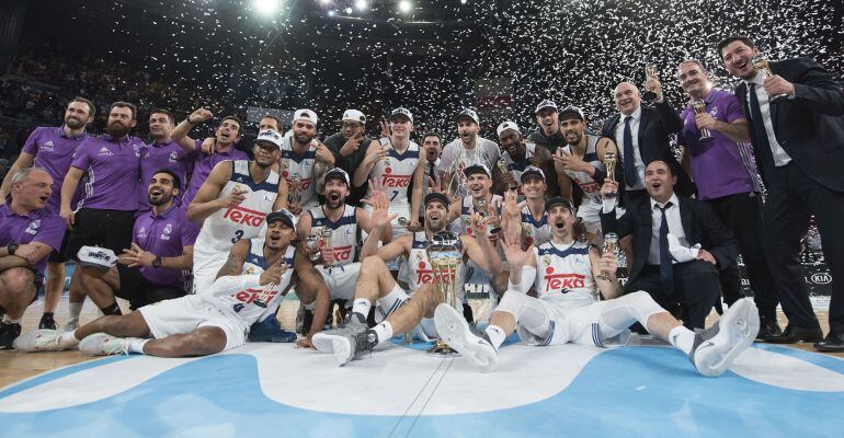 Los jugadores del Real Madrid celebran el título