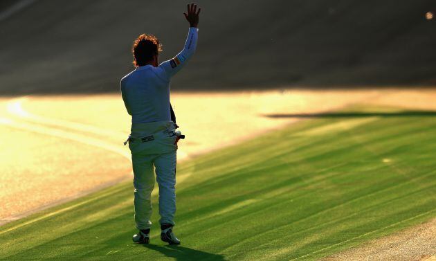 Fernando Alonso saluda a los espectadores presentes en Bakú.