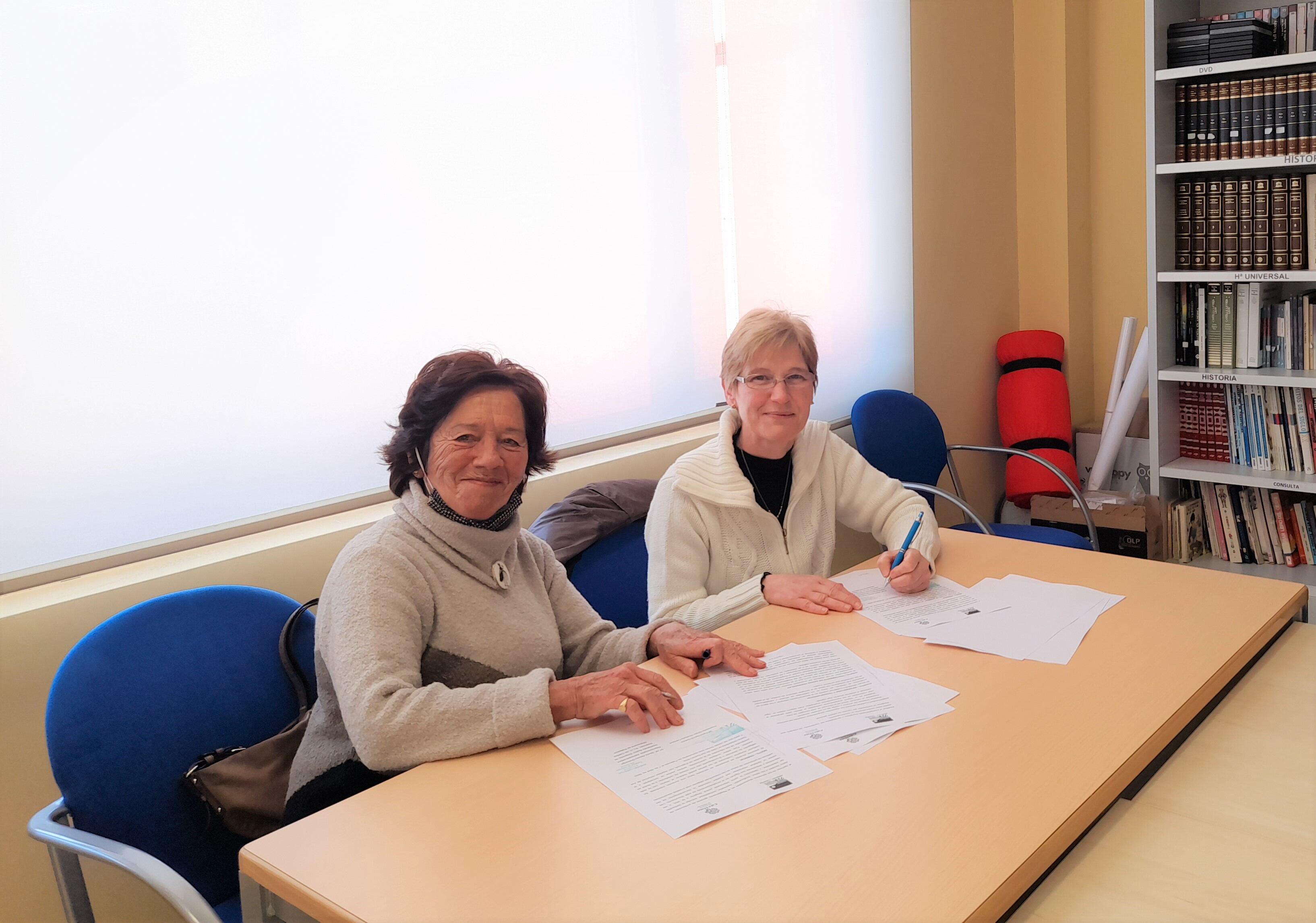 Mª Gloria Alonso Domingo y Petra García García durante la firma del convenio