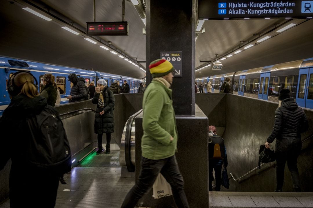 Varios ciudadanos esperan en el metro de Estocolmo