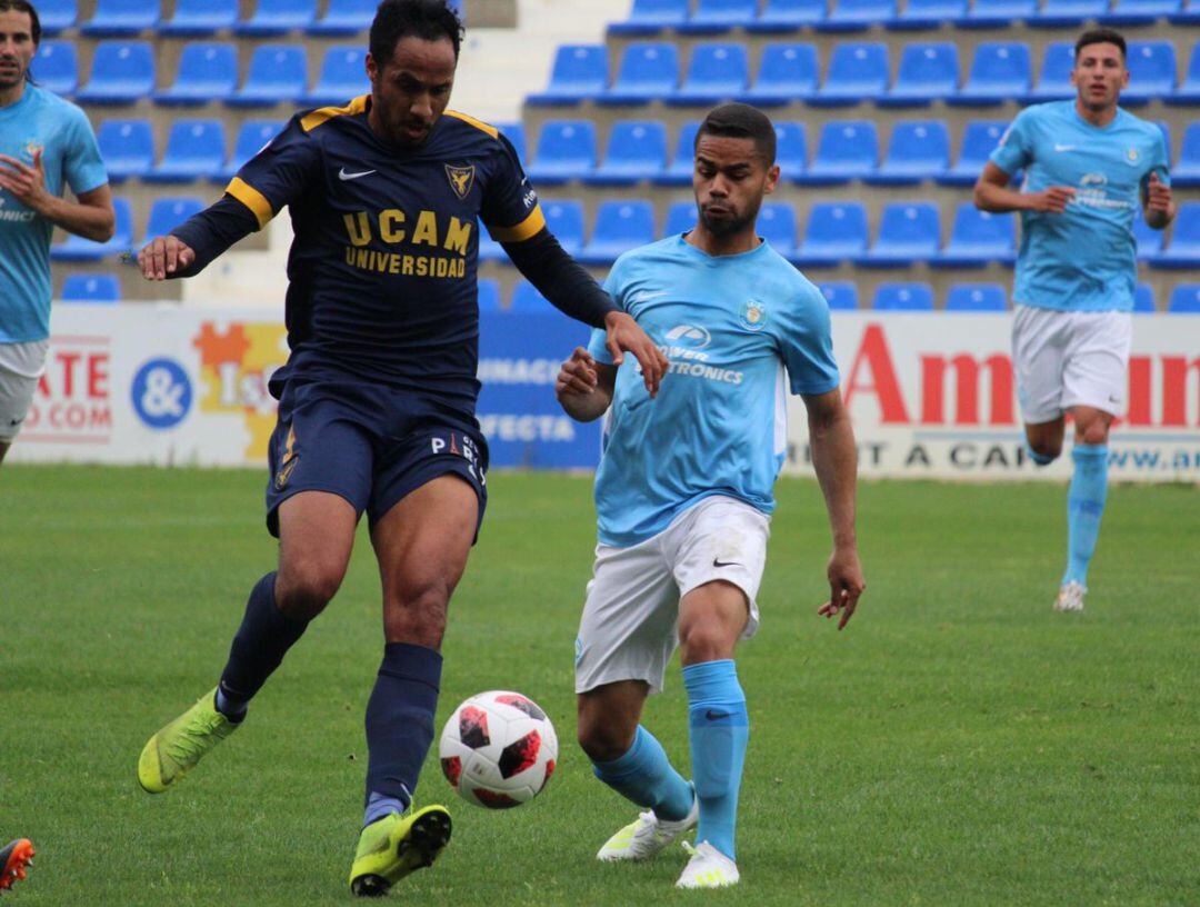 Manu Onwu pugna el balón con Rai, del UD Ibiza