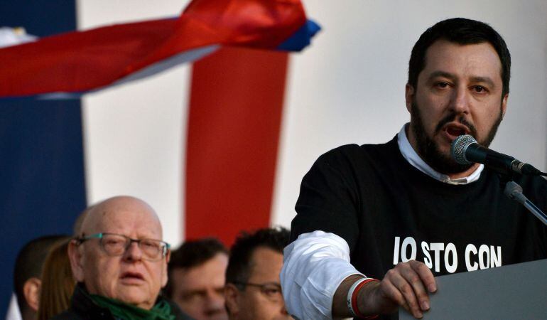El líder de Liga Norte, Salvini, hablando durante una conferencia contra la política italiana.