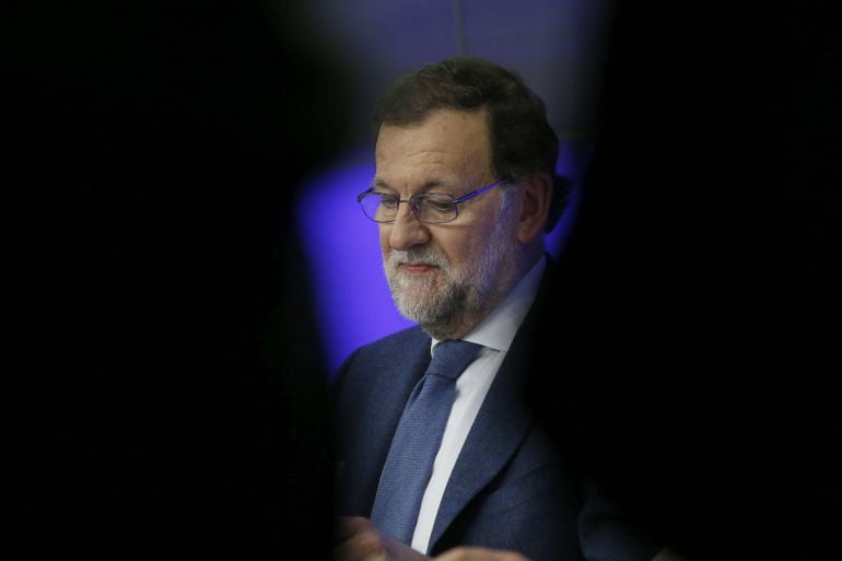 Los que rodean a Rajoy dicen que él está bien. Aunque su rictus denote lo contrario