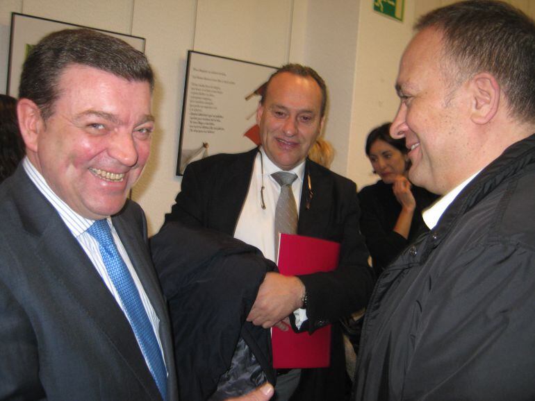 El director de Ordenación del Territorio de Castilla y León junto al presidente del Consejo Comarcal y su antecesor en el cargo