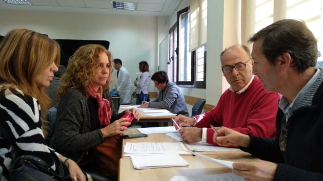 Manuel Aguilar, responsable de la Oficina de Memoria Democrática de la Junta en Córdoba atendiendo a dos familiares