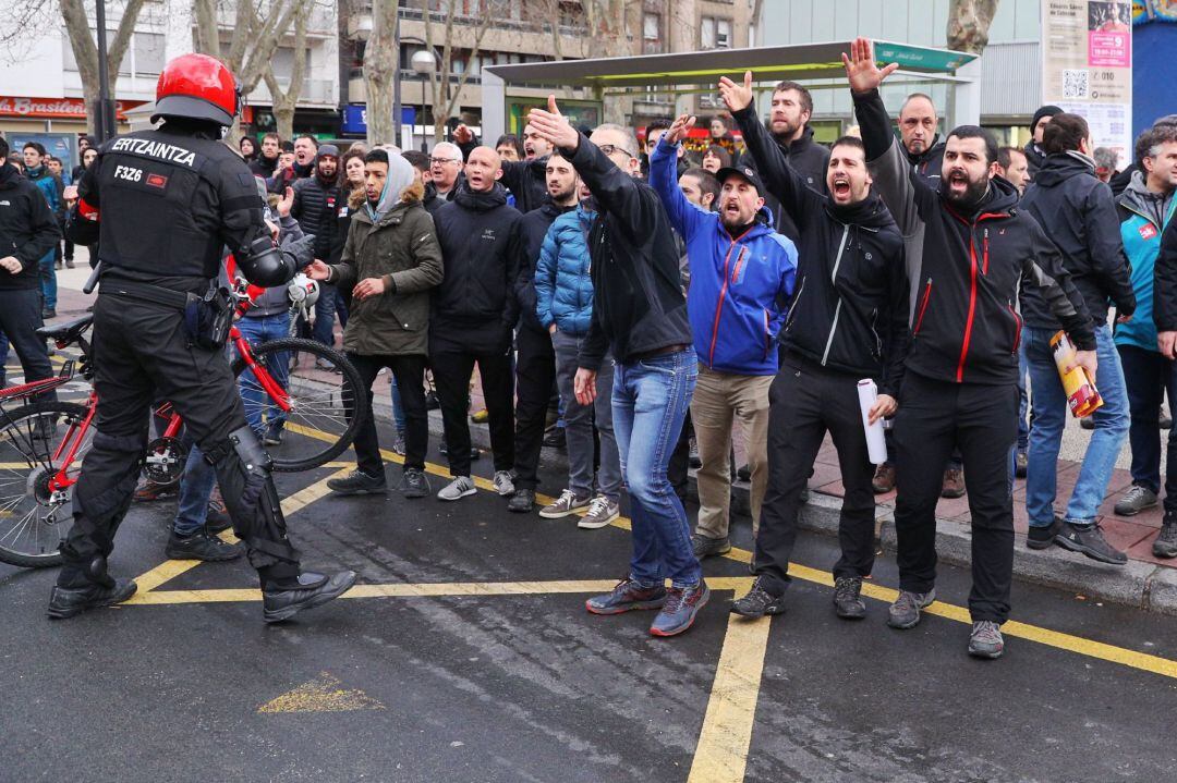 Huelguistas protestan ante agentes de la Ertzaintza