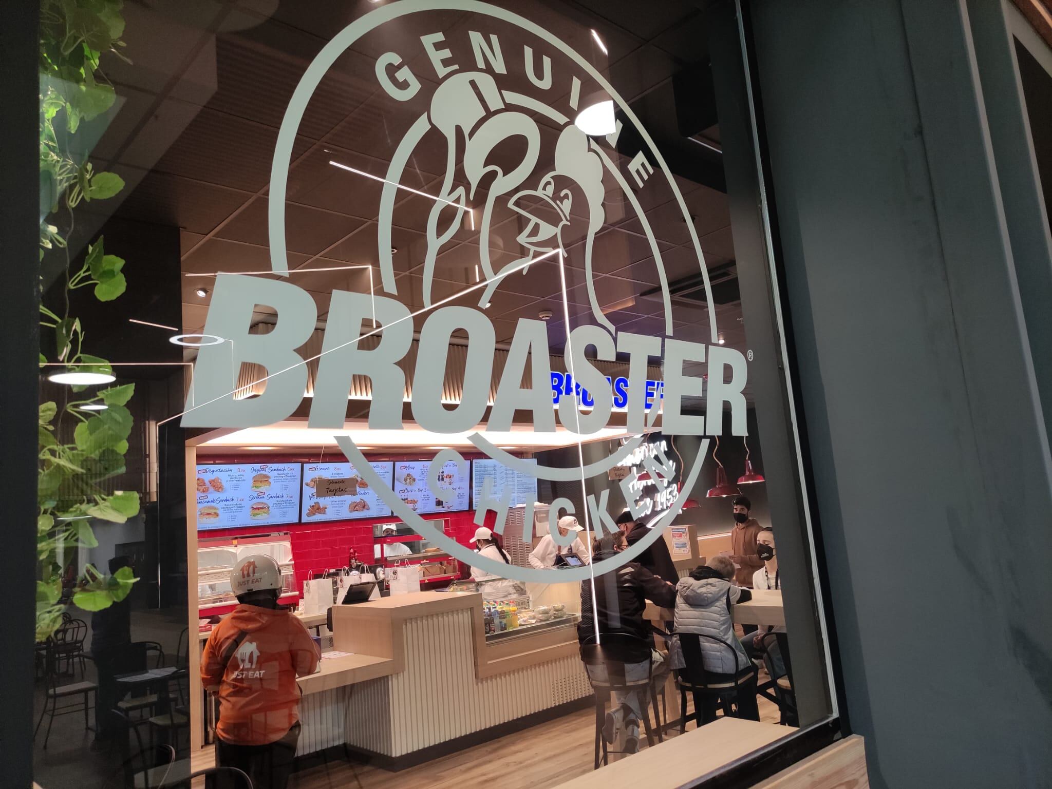 Interior del Broaster Jerez en CC Carrefour Sur