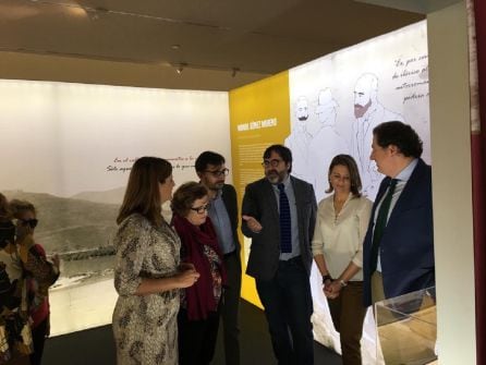 La exposicion es de estructura cuadrangular donde esta representada toda la historia y trayectoria arqueologica del monumento de la Cámara de Toya