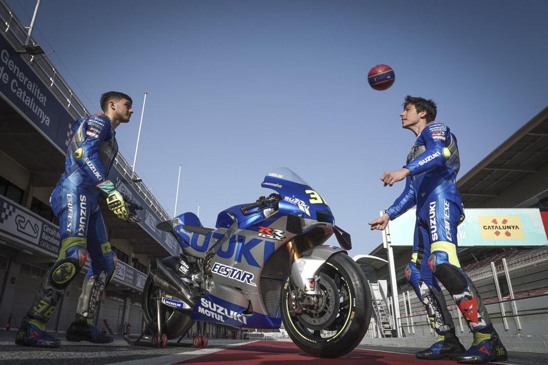 El jugador del FC Barcelona Pedri y el piloto y vigente campeón de MotoGP Joan Mir (Suzuki) durante la grabación de un episodio de &#039;Soñando Juntos&#039; de BarçaTV