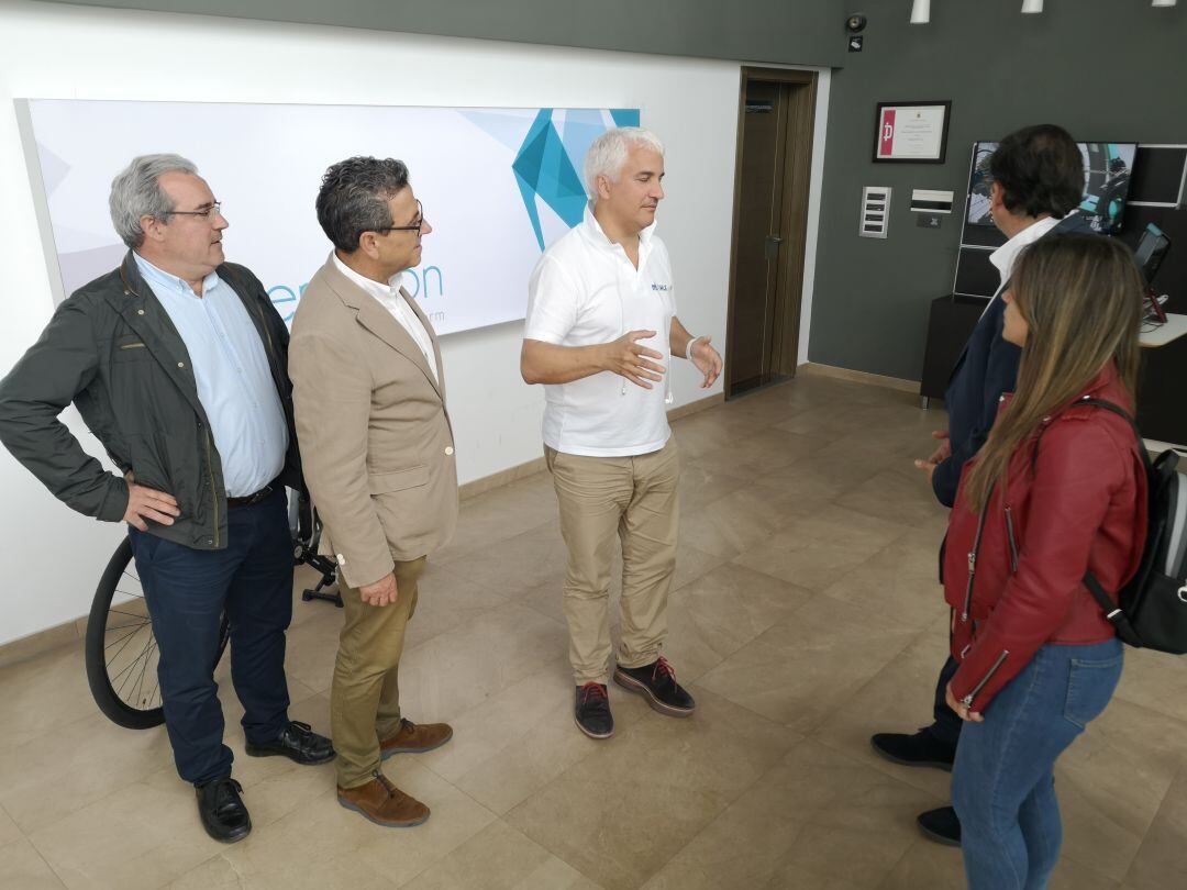 Polanco apura la campaña visitando empresas de Palencia