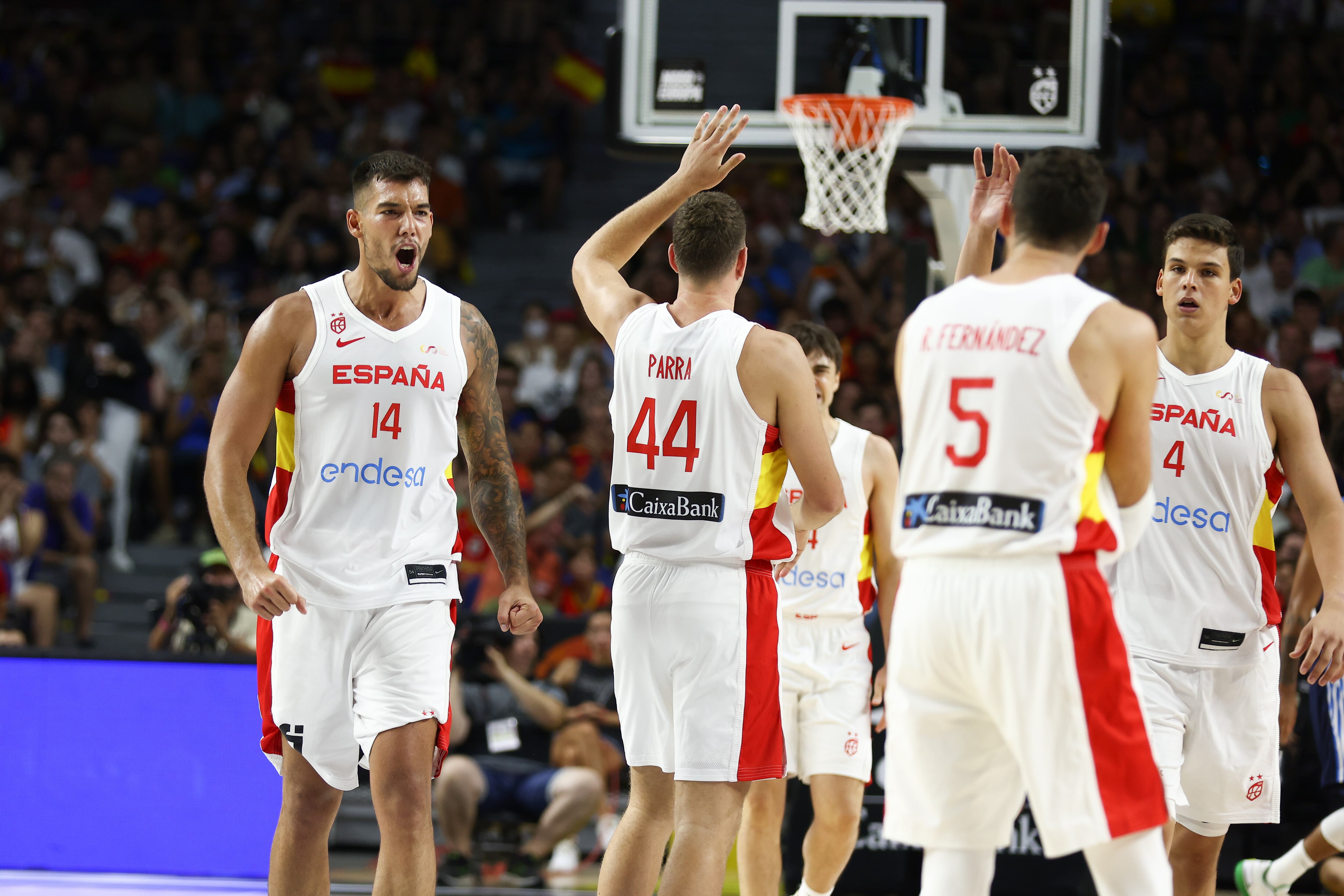 Willy Hernangómez y varios jugadores de la selección española celebran una victoria