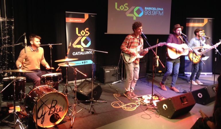 L'actuació en directe de CyBee a l'estudi Toresky de Ràdio Barcelona