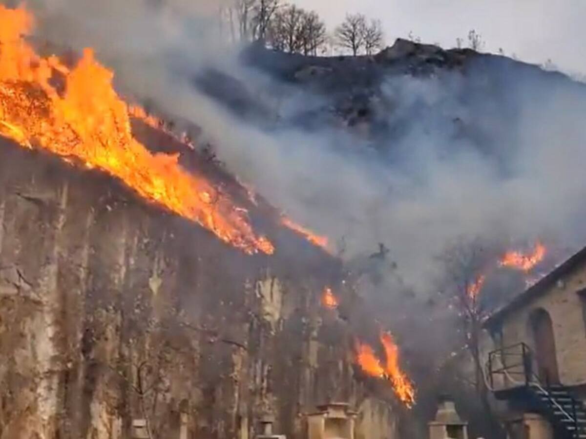 Incendio en Bera que obliga a desalojar varias viviendas y se extiende hacia Gipuzkoa y Francia