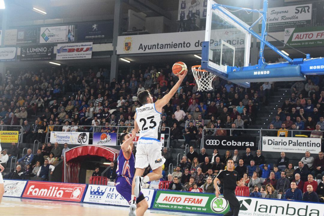 Erik Quintela anota una a canasta durante el partido contra el Palencia.