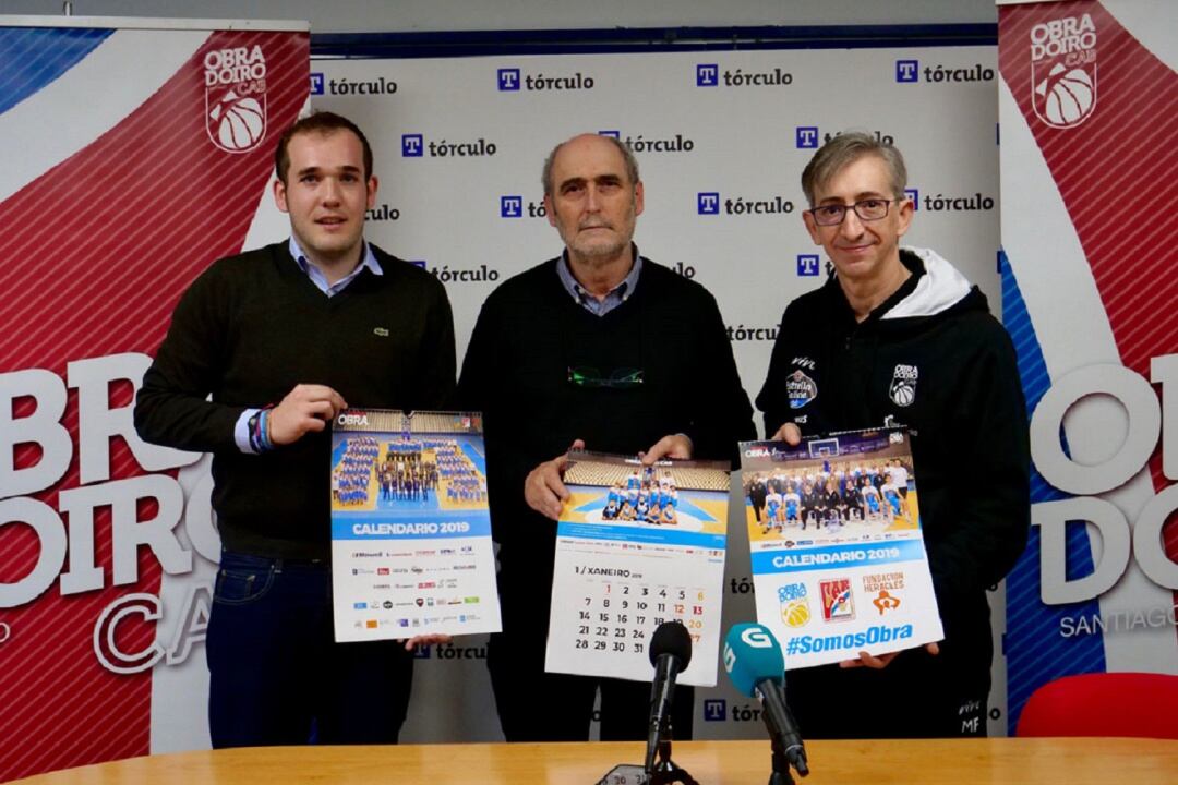 Dani Agra, Jacobo Bermejo (Tórculo) y Moncho Fernández, en la presentación del calendario