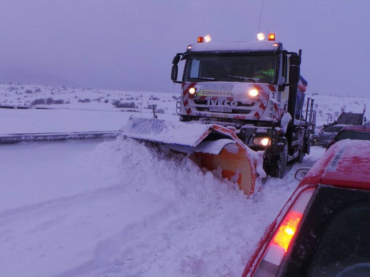 El temporal corta el tráfico ferroviario hacia Asturias y dificulta las conexiones por carretera