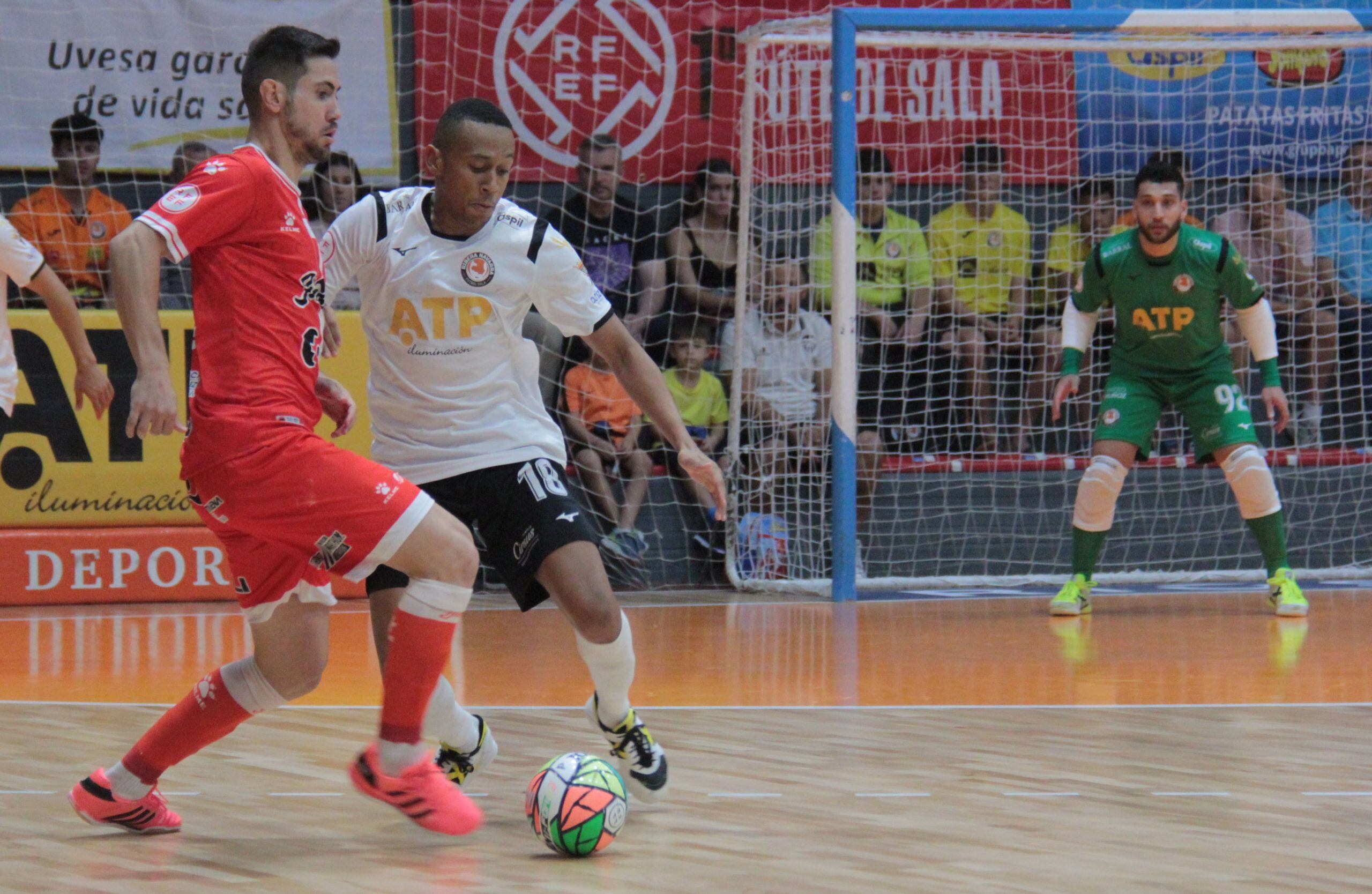 Bebe pugna por un balón con Gabrilzinho en el partido del miércoles