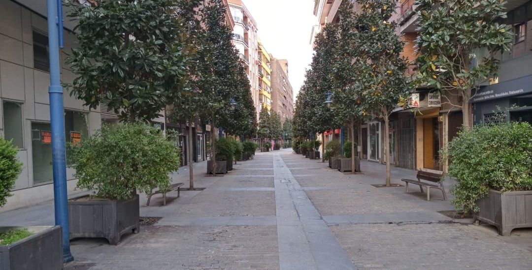 La calle Trinidad, sin ningún viandante en plena hora central del día