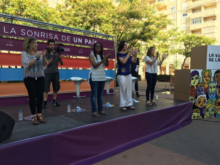 Carolina Bescansa y otras candidatas en el acto de Podemos