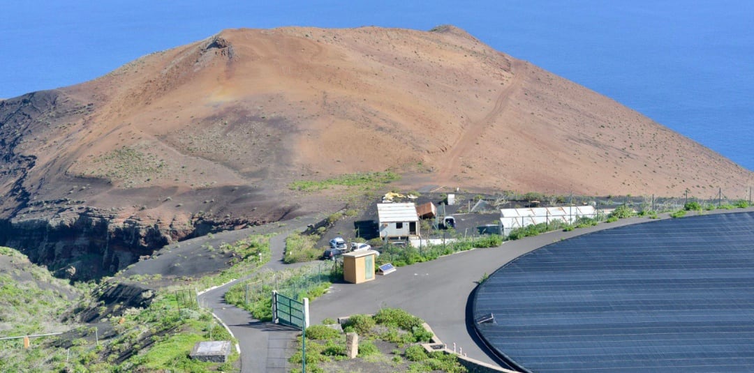 El Centro de Acogida Temporal de Migrantes de la isla de El Hierro será reformado después de que el presidente canario, Ángel Víctor Torres, haya confirmado la intención durante su visita a la isla