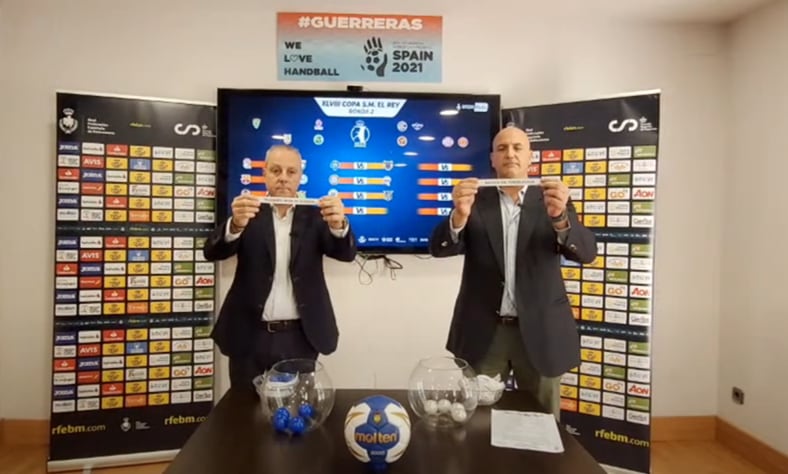 Momento del sorteo en el que sale la bola del Bathco Torrelavega