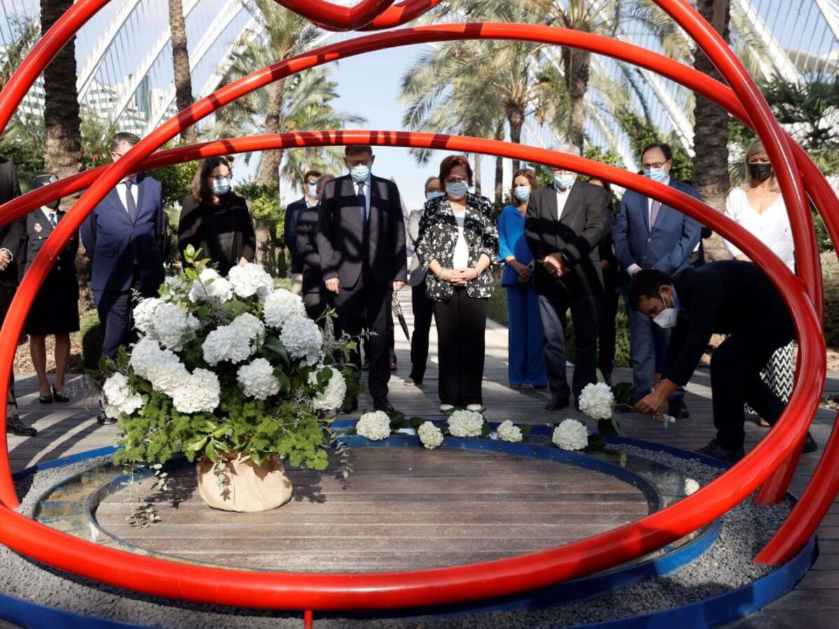 La Comunitat Valenciana rinde homenaje a las víctimas de la pandemia y sus familiares con una ofrenda floral