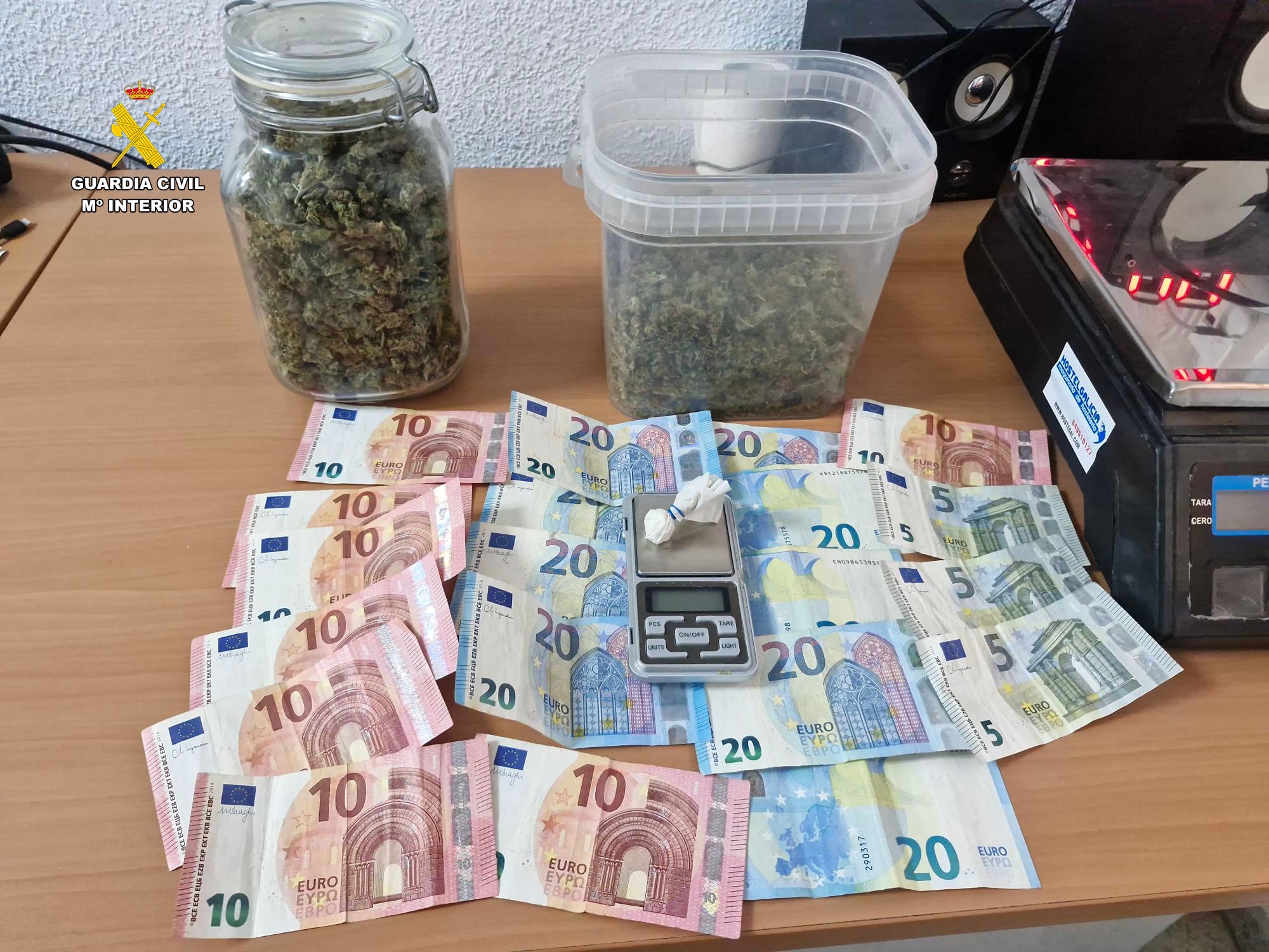 Estupefacientes intervenidos en la desarticulación del punto de venta en Piles./ Guardia Civil