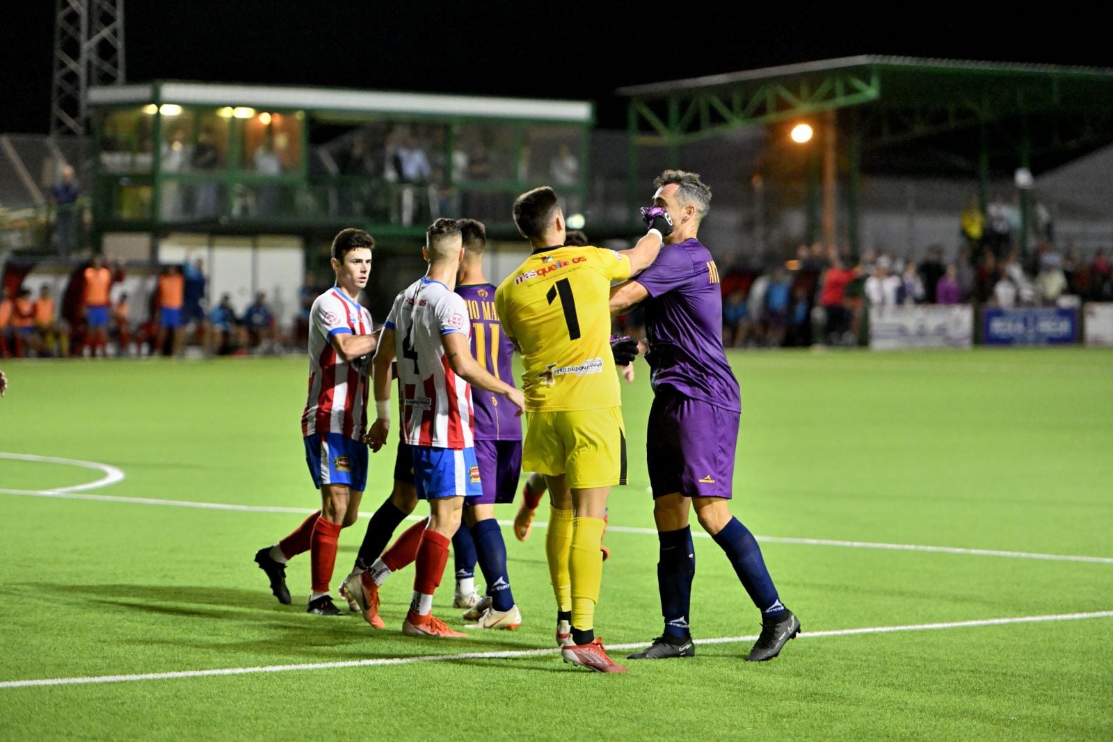 Momento en el se aprecia la agresión del portero Samu Urbano al delantero del Real Jaén.