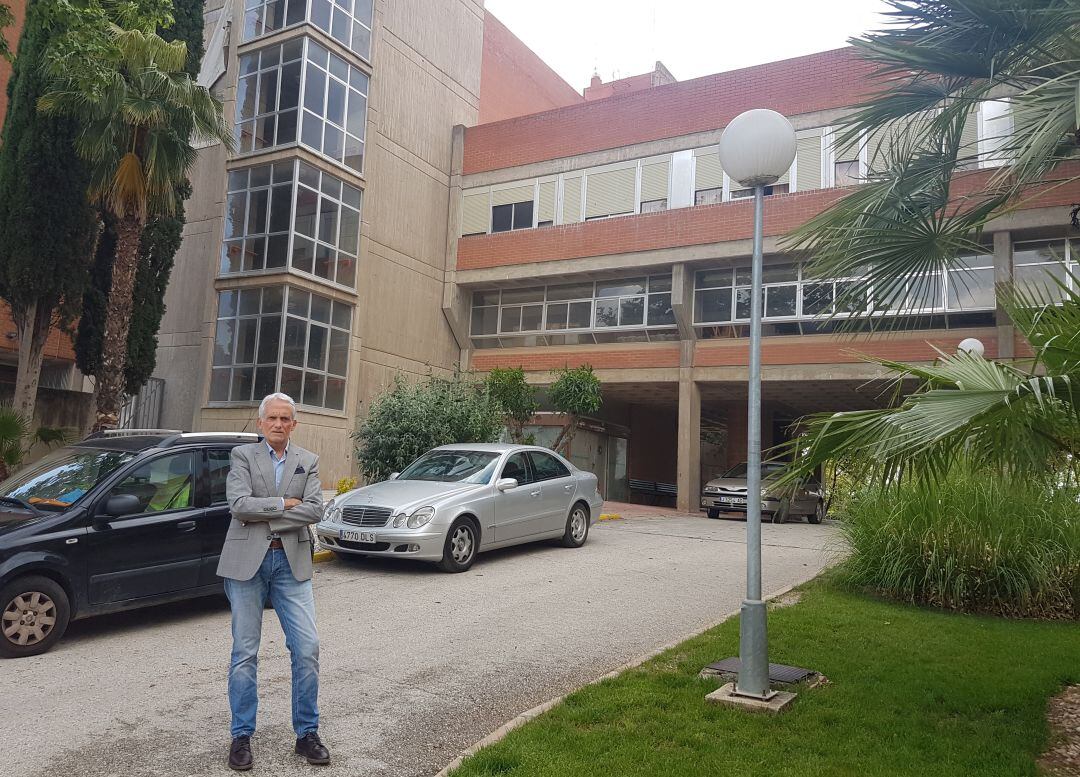 Francisco Aguilera, candidato de UCIN, en el Geriátrico de Linares.