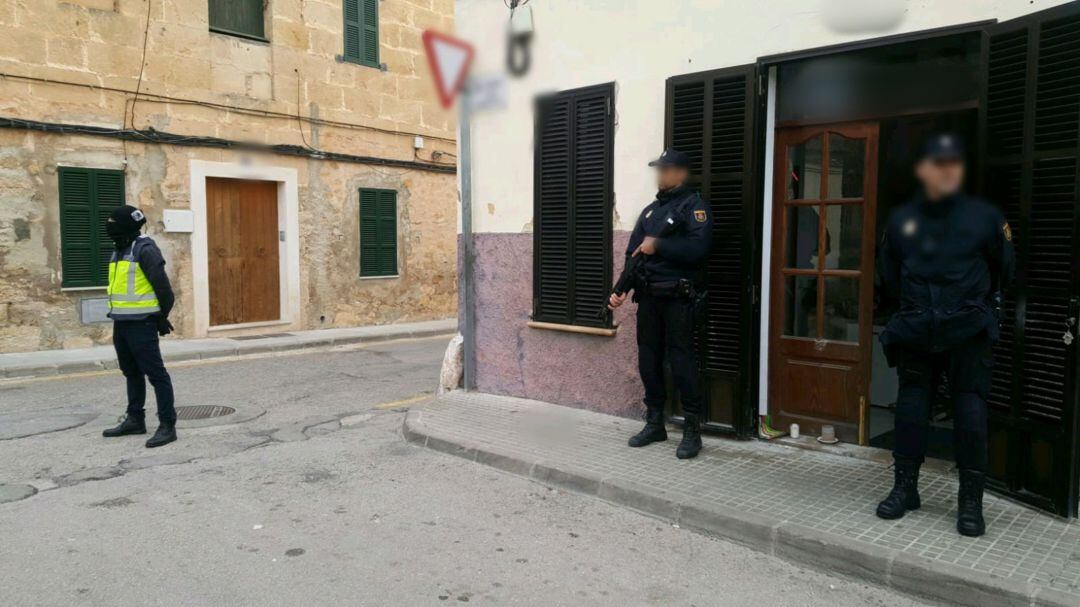 Varios agentes durante uno de los registros en Manacor