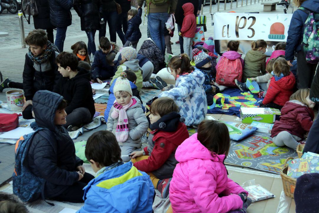 Alumnes de l'escola Balandrau fent classe davant la seu de la Generalitat a Girona