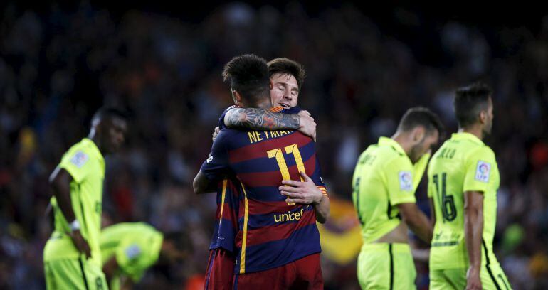 Messi y Neymar celebran un gol al Levante.