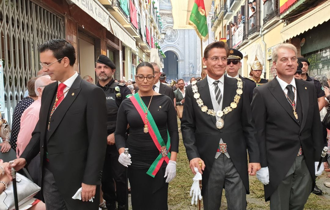 El alcalde de Granada, Luis Salvador (en el centro), este jueves en la procesión del Corpus. A su derecha, el exalcalde, Paco Cuenca, saluda a unos vecinos