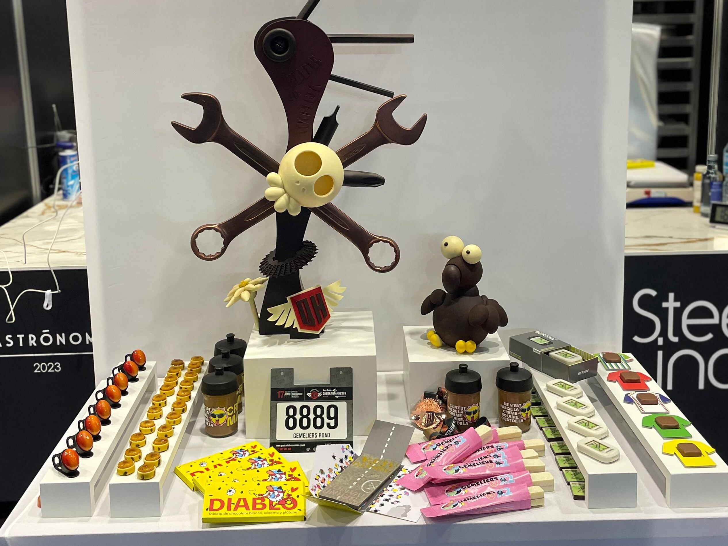 Las creaciones de chocolate de Raúl Bernal inspiradas en el ciclismo.