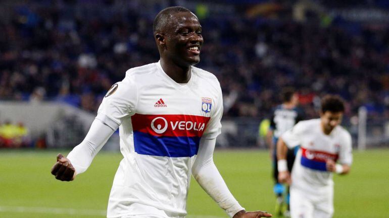 Mouctar Diakhaby celebra un gol con el Olympique de Lyon