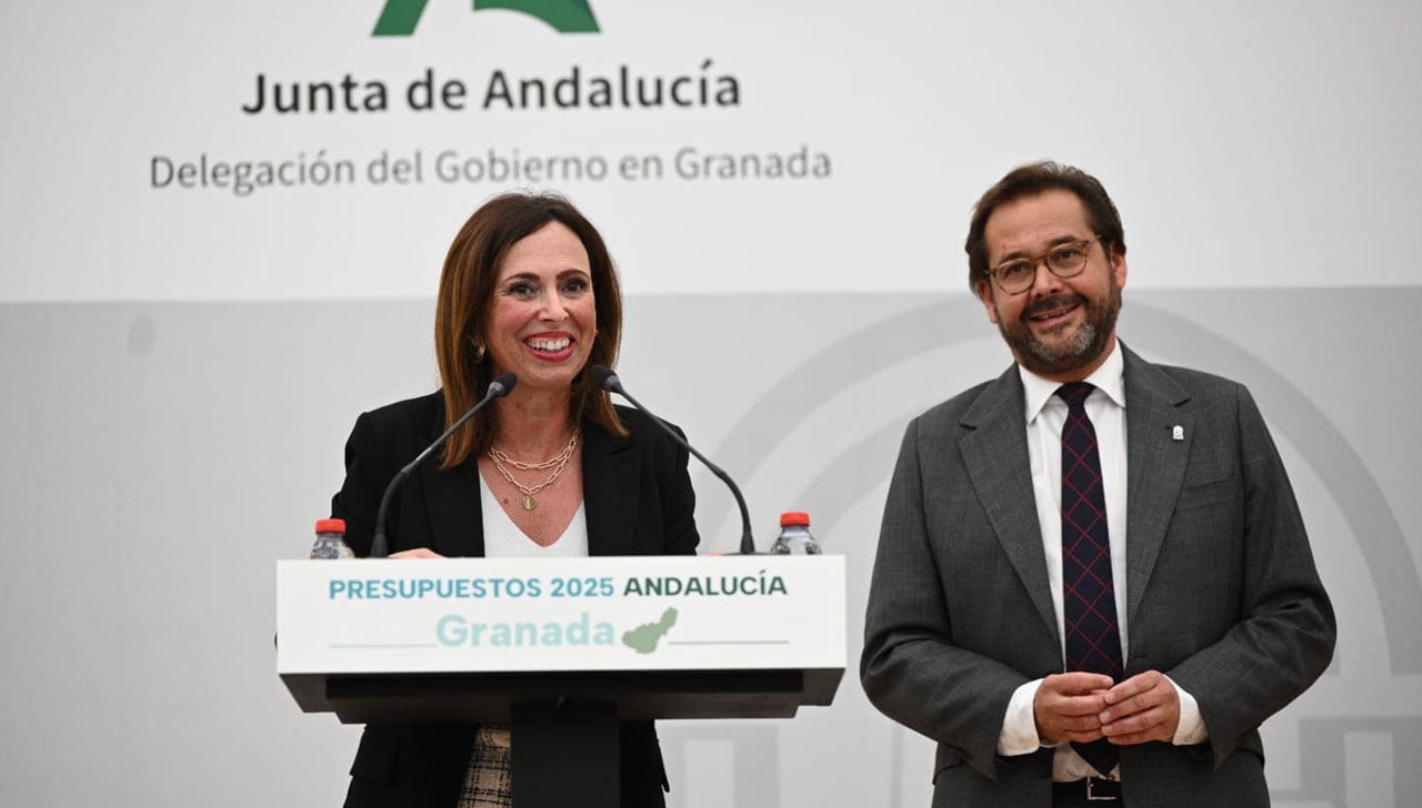 La consejera de Fomento de la Junta, Rocío Díaz, y el delegado del Gobierno andaluz en Granada, Antonio Granados, en la presentación de los presupuestos autonómicos para esta provincia para 2025