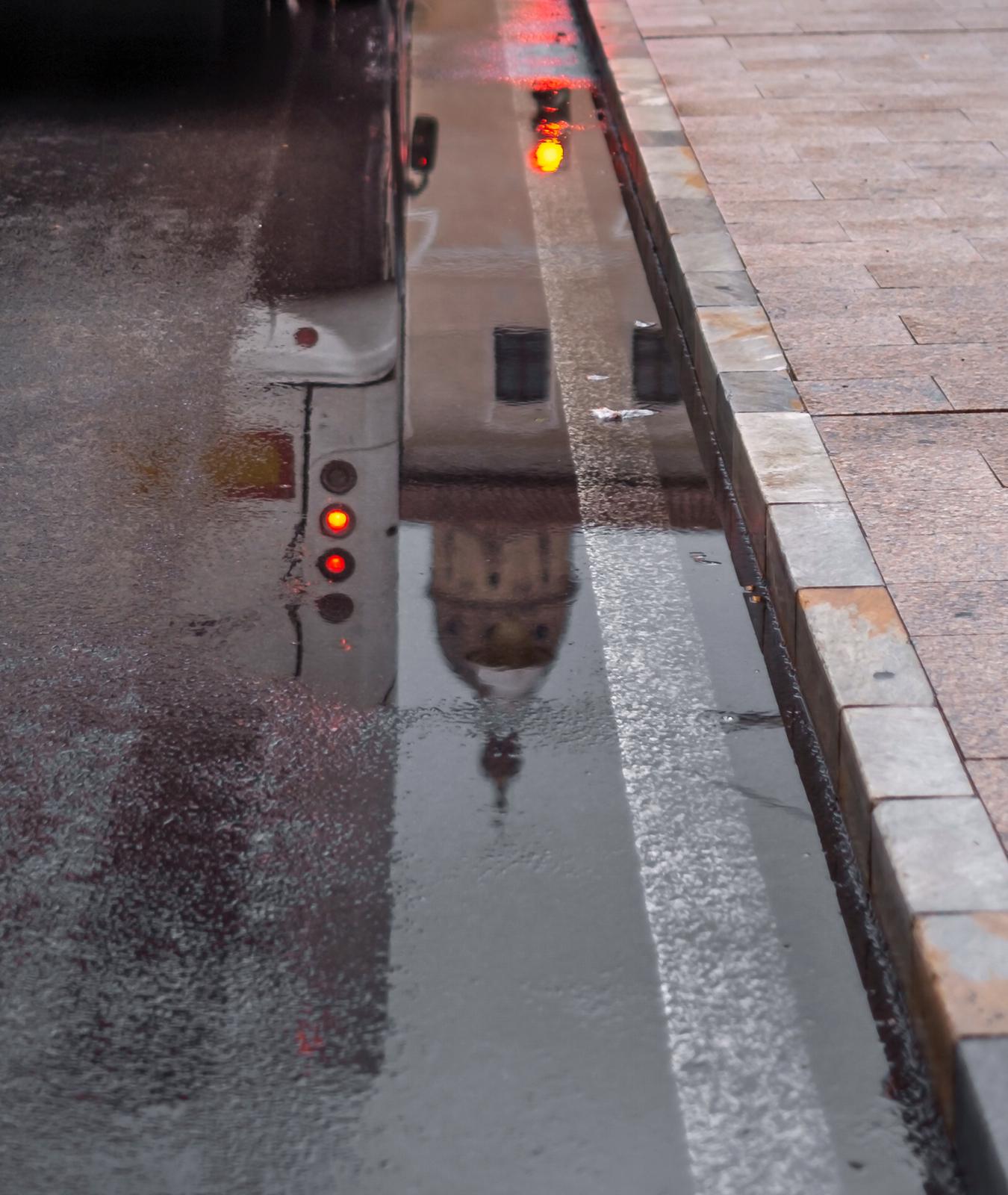 La imagen de la semana: un charco en el Puente de Hierro que convierte la lluvia en arte urbano. Pepe Jara.