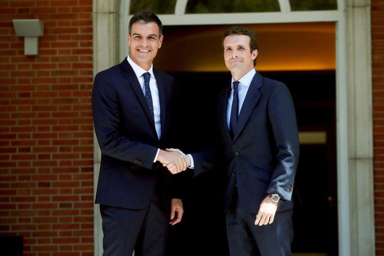 El presidente del Gobierno, Pedro Sánchez, durante el encuentro de esta tarde al nuevo líder del PP, Pablo Casado, en la primera reunión que mantienen desde que asumieran sus respectivos cargos y que se está celebrando en La Moncloa