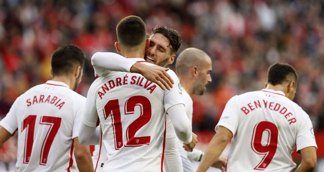 El delantero del Sevilla André Silva celebra el gol que ha marcado ante el Valladolid, el primero del equipo, durante el partido de la decimotercera jornada de Liga que disputan en el estadio Sánchez Pizjuan. 