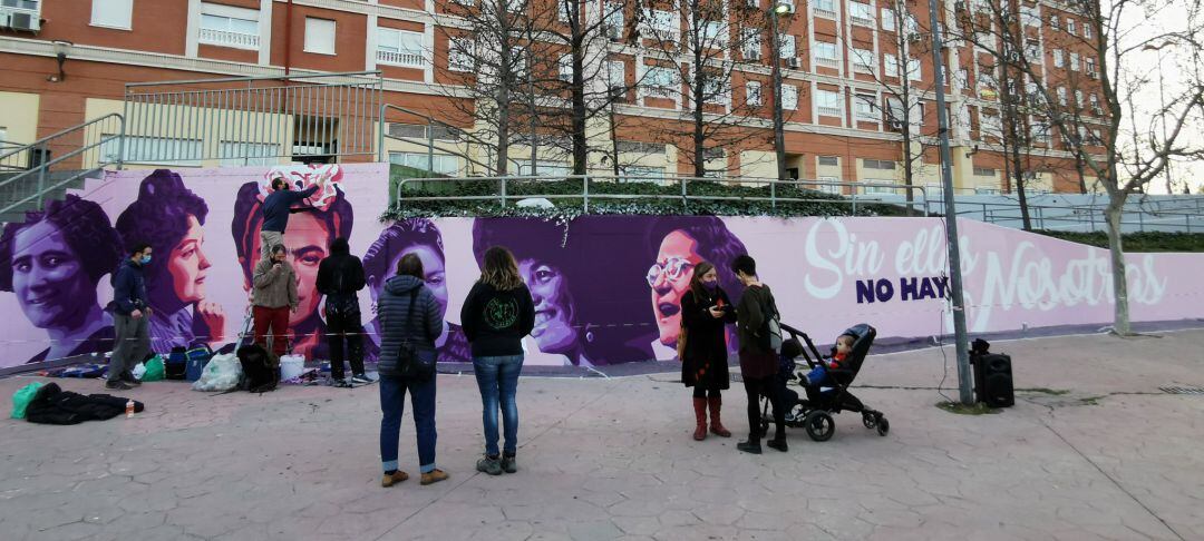 El ayuntamiento de Getafe organizó este fin de semana un evento abierto para que los vecinos colaboraran en la elaboración de un mural con figuras clave en la lucha de la mujer por romper barreras.