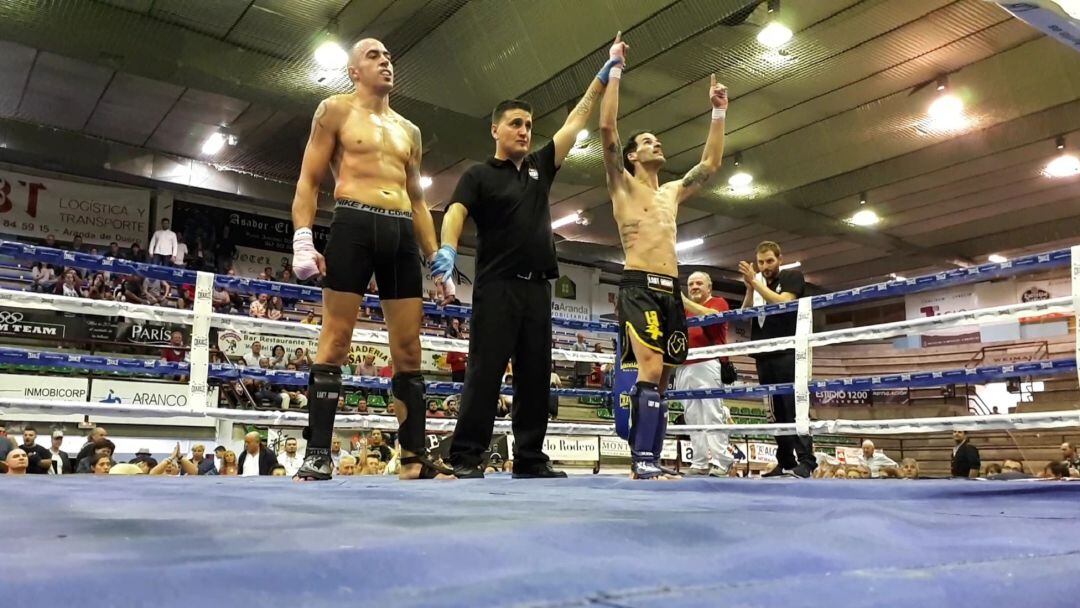 El arandino Javier Sanz levanta los brazos y mira al cielo tras ser proclamado vencedor del combate ante Roberto González.