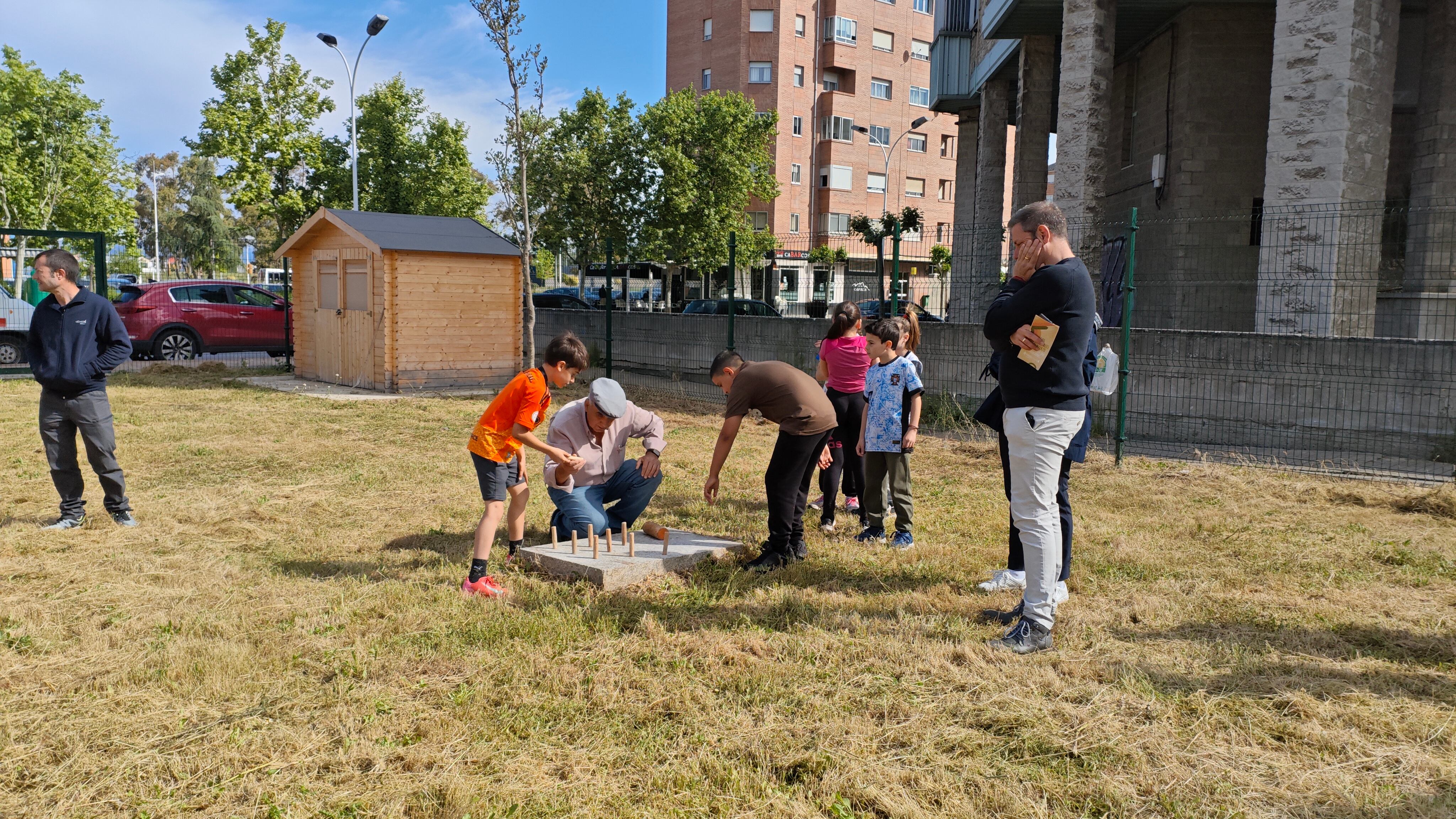 Escolares aprendiendo las reglas del bolo berciano