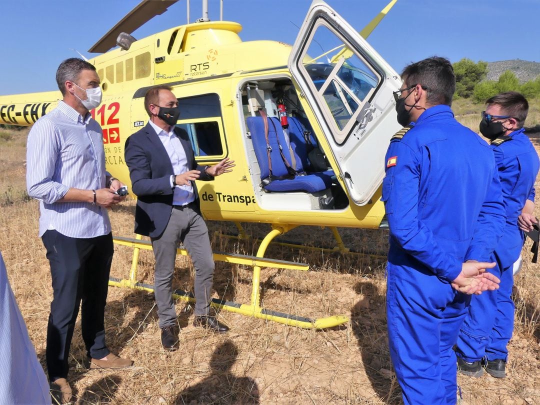 El consejero Antonio Sánchez Lorente y el Alcalde de Caravaca de la Cruz, José Francisco García, con los pilotos del Helicóptero de Emergencias